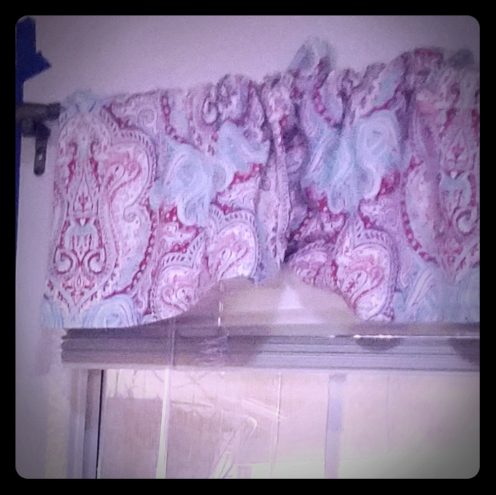 Handmade valance - Picture 2 of 2